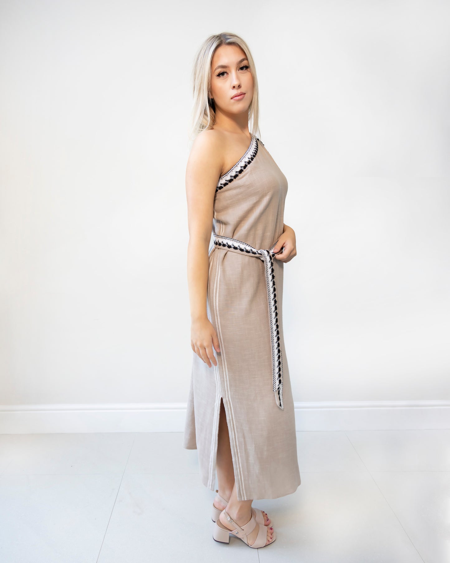 Yunikulondon, Maxi designer Dresstan